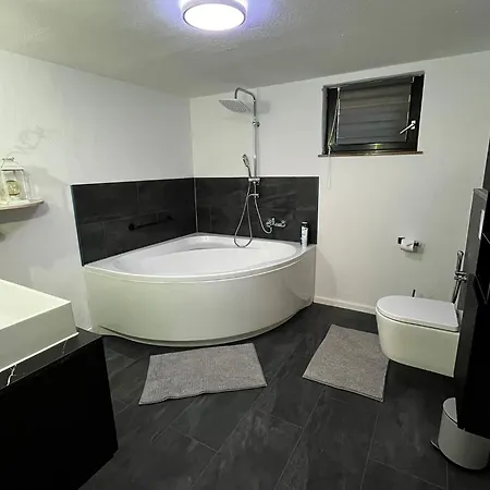 Souterrainwohnung In Neu Renoviert アパート
