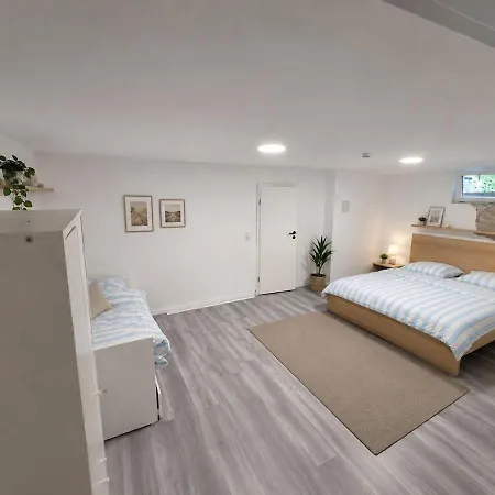 Souterrainwohnung In Neu Renoviert Daire