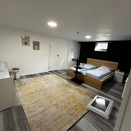 Souterrainwohnung In Neu Renoviert *